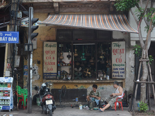 Nhà "đất vàng" phố cổ, nửa thế kỷ cổ lỗ sĩ tỉ mĩ sửa quạt tiền triệu
