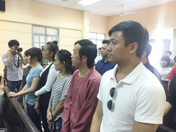 Quý Bình đến tòa ủng hộ Ngọc Trinh và "minh oan" cho mình