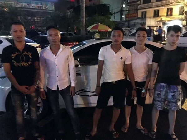 Bị 141 kiểm tra, nam thanh niên trên ô tô ném ma túy xuống đường