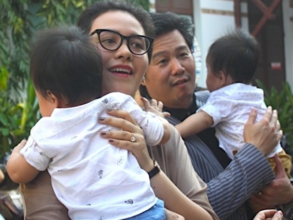 Cặp song sinh của Thanh Bùi lần đầu lộ diện trước công chúng