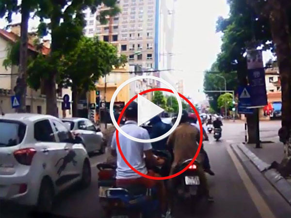 Clip: Cô gái đi SH bị dàn cảnh cướp túi xách giữa phố Thủ đô