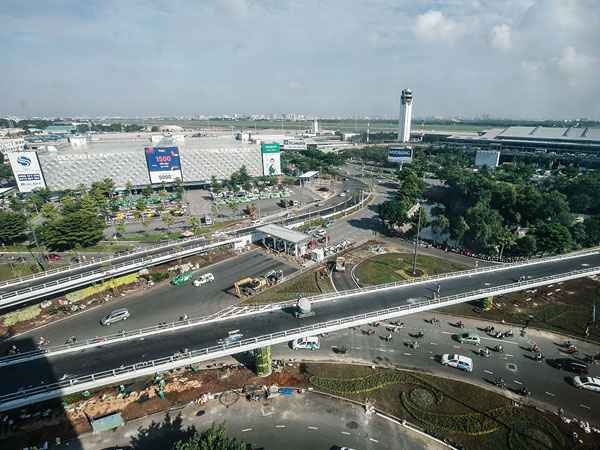 Hai cầu vượt cửa ngõ Tân Sơn Nhất trước ngày thông xe