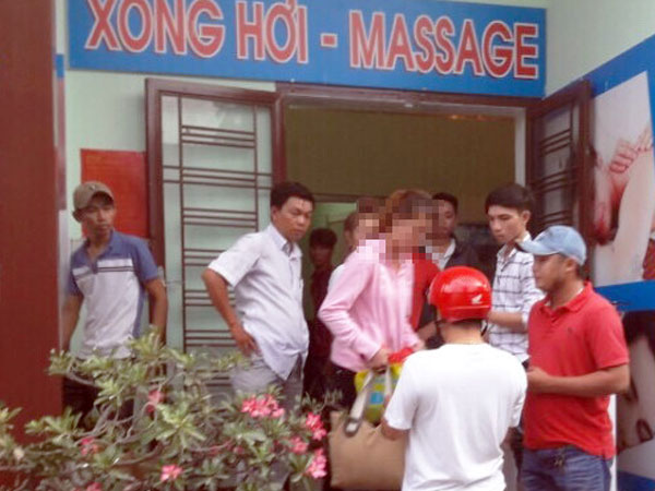 "Hiệp sĩ" giải cứu 2 cô gái bị lừa bán vào tiệm massage trá hình