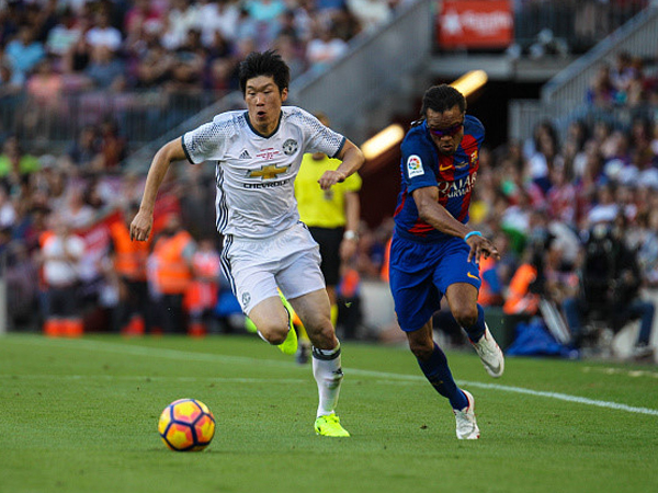 Huyền thoại MU đánh bại đội cựu ngôi sao Barca 3-1