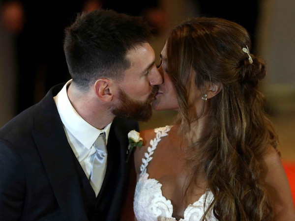 Messi hạnh phúc khóa môi Antonella trong đám cưới thế kỷ