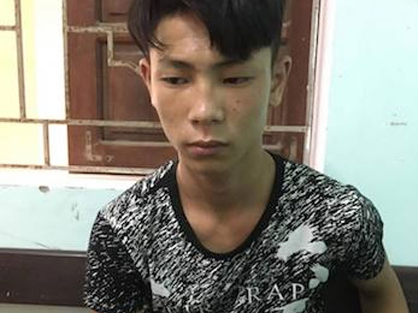 Người giúp việc rút lõi cọc tiền trong cốp xe của bà chủ