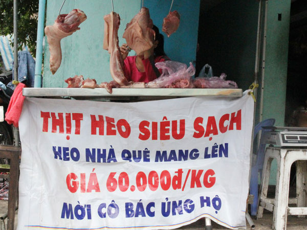 Người nuôi heo Đồng Nai trải bạt bán thịt giá rẻ đầy đường Sài Gòn