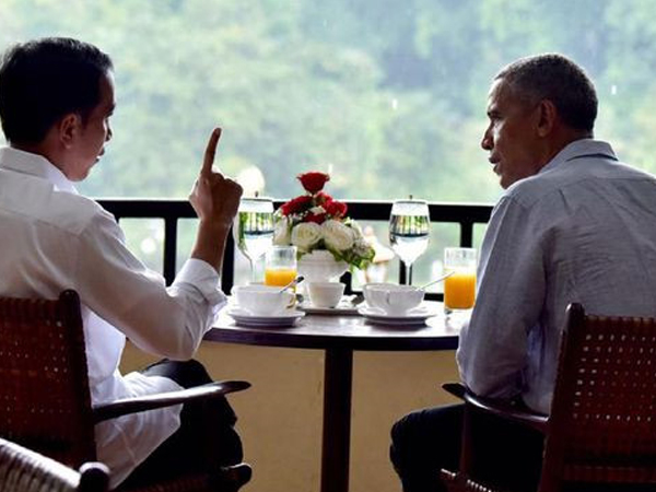 Ông Obama ngồi cafe vườn, thử món ăn vặt Indonesia