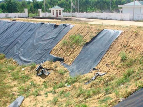 Tréo ngoe công trình 50 tỷ nứt toác, xe chuyên dụng đắp chiếu