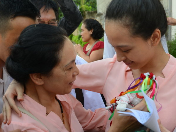Chiếc áo đôi của mẹ con Phương Nga: Mẹ vẫn luôn là mẹ, mẹ có thể "xù lông" bảo vệ con tới cùng!
