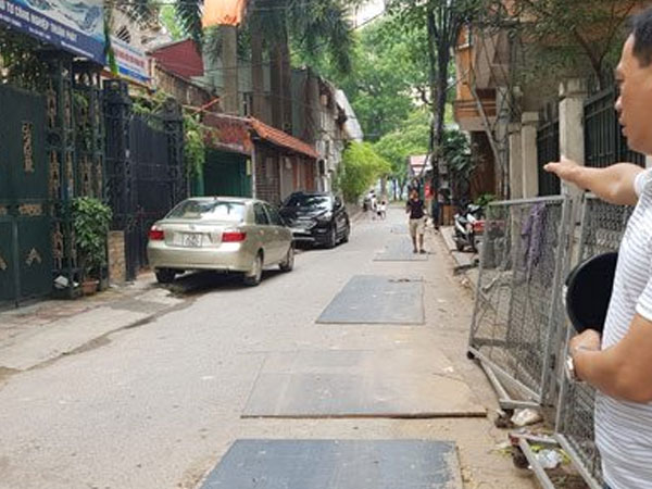 Hà Nội: Lối đi chung thành bãi gửi xe, đường biến dạng