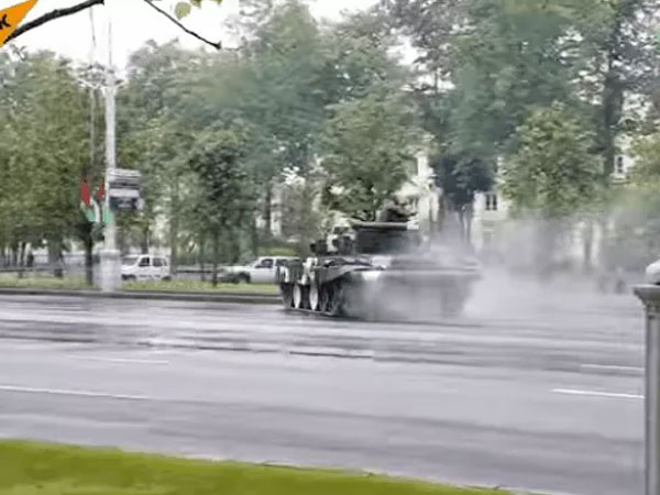 Video: Xe tăng trượt hy hữu trên phố, đâm sầm vào cột đèn và cây