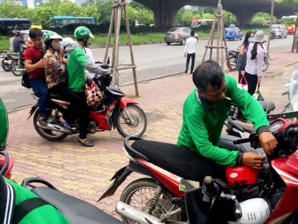 Xe ôm truyền thống, GrabBike cùng phá "luật chơi"