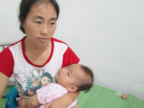 Xót xa em bé bụ bẫm, đáng yêu nhưng không thể ngóc được cổ lên