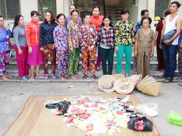17 phụ nữ đánh bạc với 2 người đàn ông