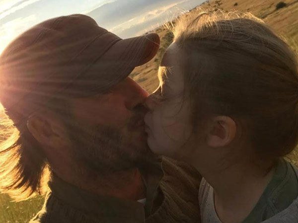 Bị chỉ trích hôn môi con gái ruột, David Beckham đã phản ứng lại như thế này