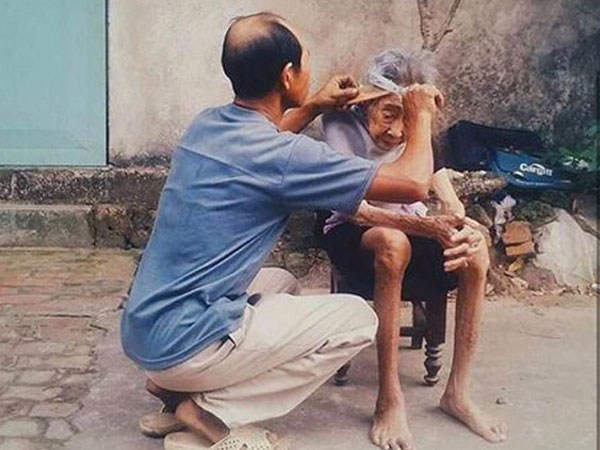 Bức ảnh người con trai cắt tóc cho mẹ già lay động trái tim cộng đồng mạng