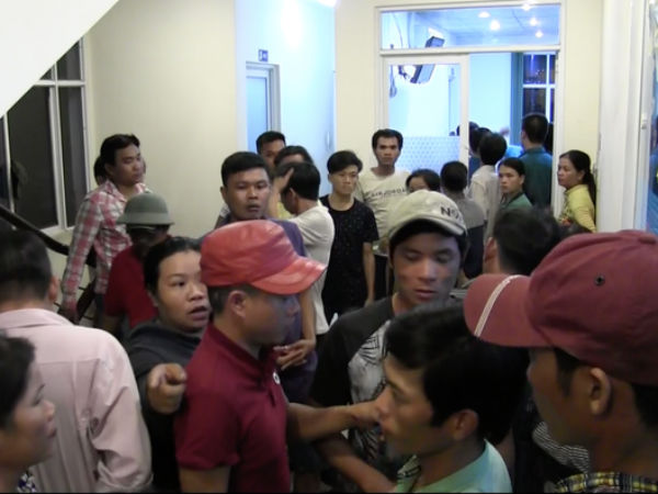 Gần trăm người vây kín công ty yêu cầu làm rõ cái chết của nam công nhân