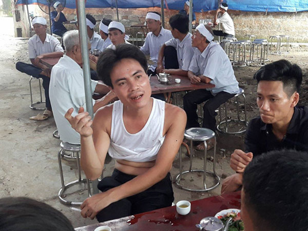 Kẻ đâm chết vợ ở bệnh viện từng đòi nhảy cầu tự tử