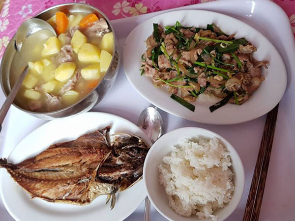 Không rau ngót luộc, thịt kho nghệ, cơm ở cữ của các mẹ hiện đại giờ sang chảnh lắm!