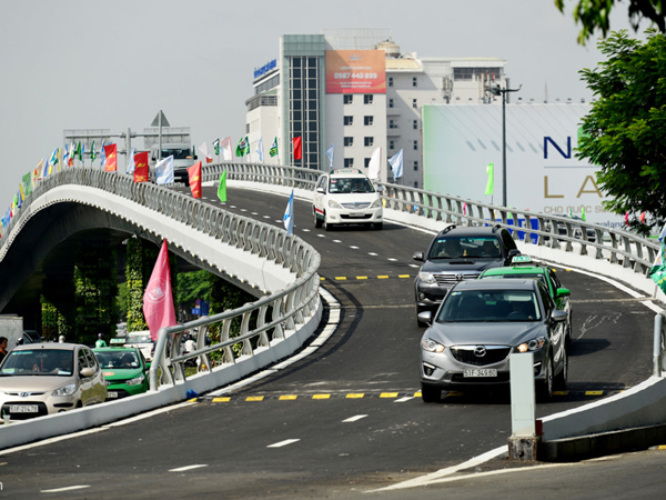 Ngày đầu thông xe cầu vượt cửa ngõ sân bay Tân Sơn Nhất