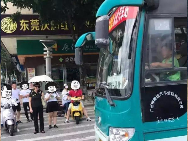 Trộm xe buýt, đứa trẻ 9 tuổi lái xe "chạy loạn" trên đường: Người chứng kiến rùng mình!
