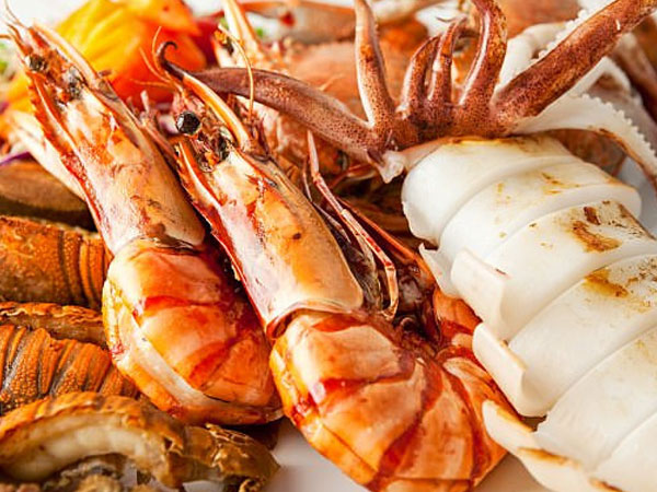 Vỡ bàng quang vì nôn quá nhiều khi ngộ độc hải sản