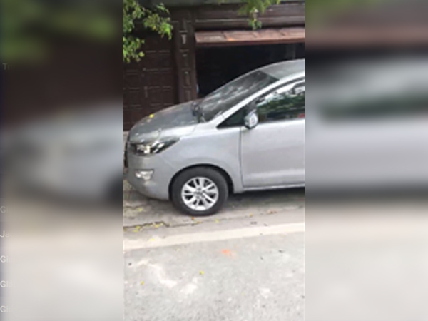 Xôn xao clip chủ nhà đập vỡ kính, đạp gãy gương chiếc ô tô Innova chắn ngang cửa
