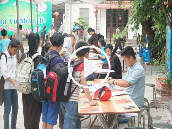 Clip: Nghỉ hè, hàng trăm học sinh lên chùa theo khóa tu