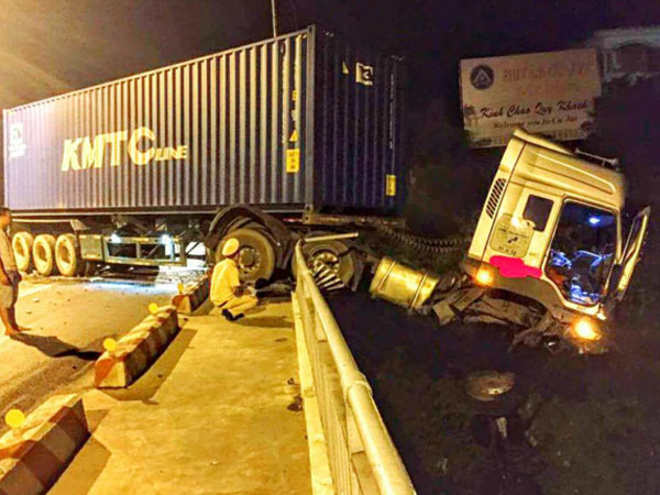 Container treo lơ lửng trên cầu, tài xế thoát chết