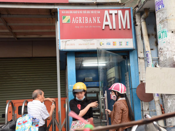 Nhiều chủ thẻ ATM bị rút sạch tiền lúc nửa đêm
