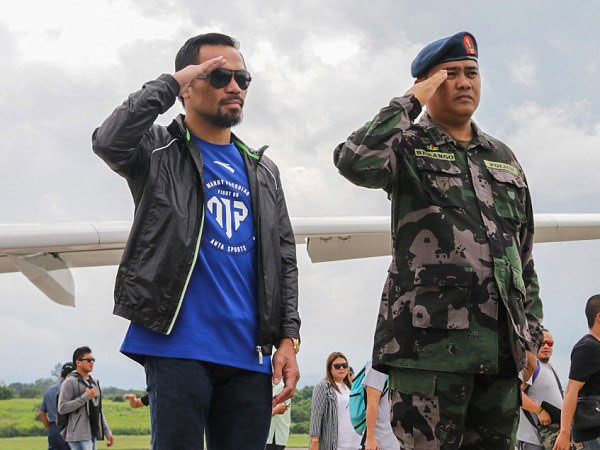 Pacquiao được quân đội chào đón như người hùng dù mất đai WBO