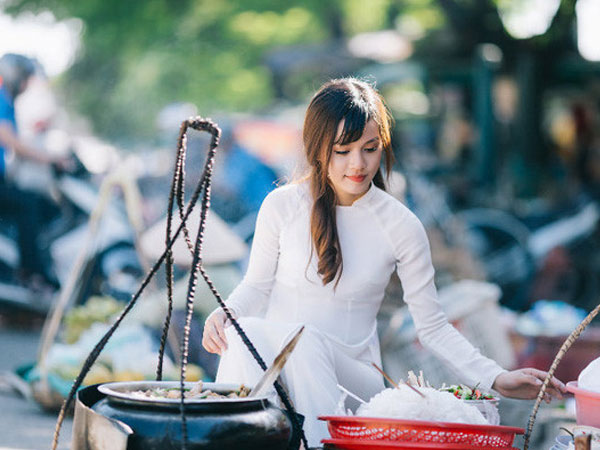 Thiếu nữ bên gánh hàng rong lo lắng khi được dân mạng chú ý