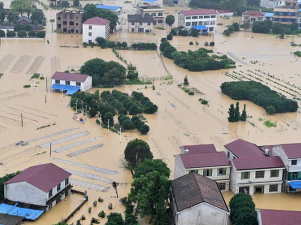Trung Quốc vừa hứng lũ vừa chịu nóng, 33 người chết