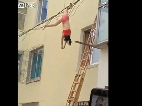 Vợ về bất ngờ, bồ nhí phi ra ngoài, mắc lủng lẳng trên dây điện