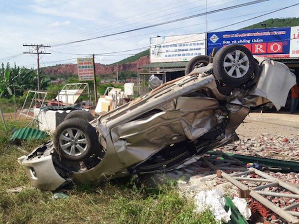 Xế hộp lộn nhiều vong sau cú đâm của tàu hỏa, 4 người thương vong