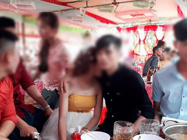 Chị em hay người yêu cũ: Bức ảnh trong đám cưới này đang khiến cư dân mạng tranh cãi kịch liệt!