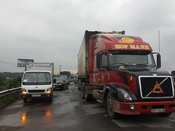 Đâm liên hoàn trên cầu Thanh Trì, nhiều ô tô "dính" nhau