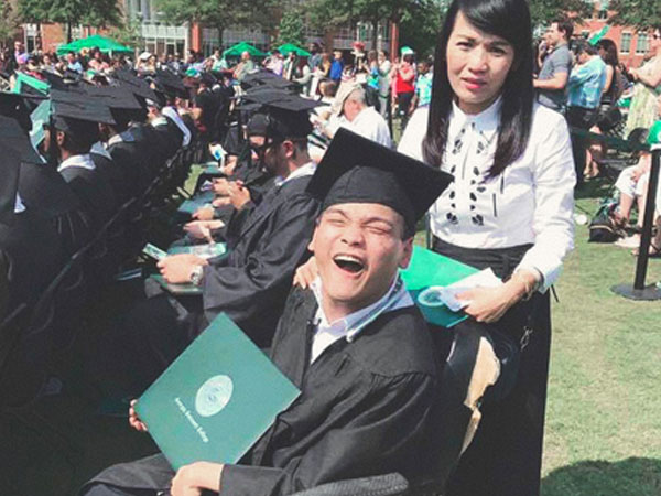 Đường vào đại học Mỹ của chàng trai Việt trên xe lăn
