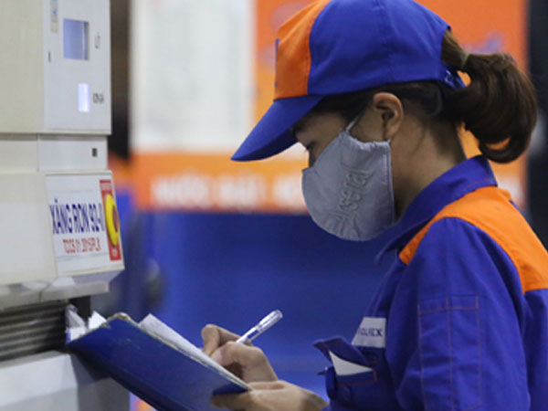 Giá xăng giảm từ 17h chiều nay