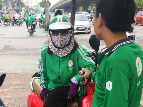 GrabBike: Người ngày đêm cày cuốc, kẻ bán áo "xin hàng"