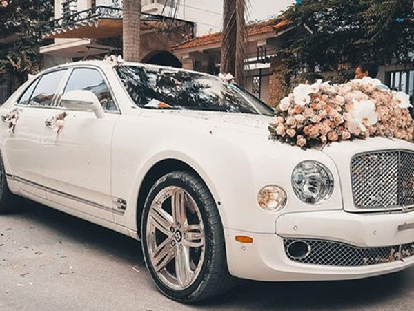 Hot girl Hải Phòng rước dâu bằng xe siêu sang Bentley Mulsanne