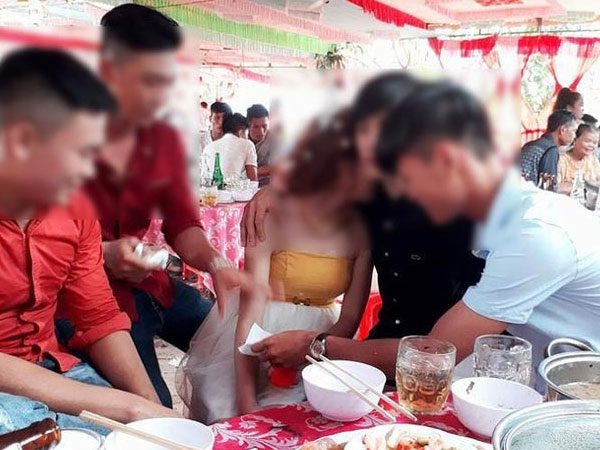 Sự thật về bức ảnh cô dâu ôm người yêu cũ khóc nức nở trong đám cưới