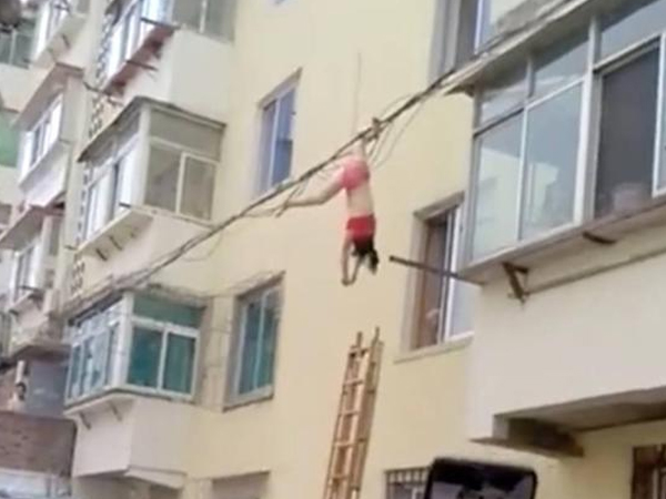 Sự thật về vụ bồ nhí bị treo lơ lửng khi người vợ đột ngột về sớm