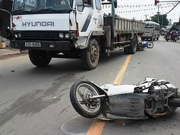 Xe "điên" gây tai nạn liên hoàn, người nằm la liệt trên đường phố