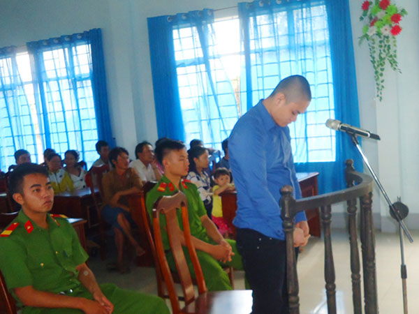 Cầm dao chém vợ nhưng lại đâm chết cha ruột