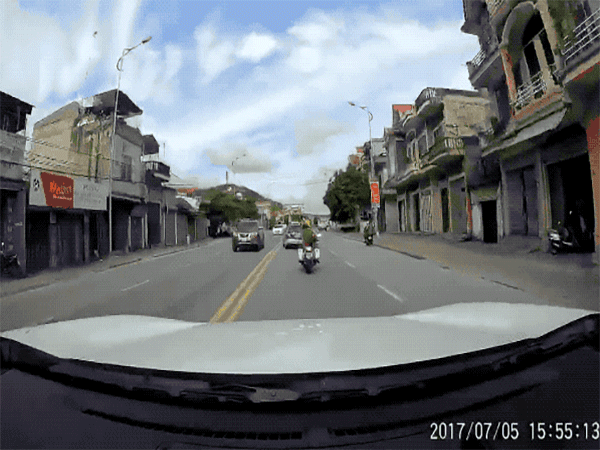 Clip: 5 phút truy đuổi nghẹt thở giữa CSGT, người đi đường và chiếc taxi bỏ chạy