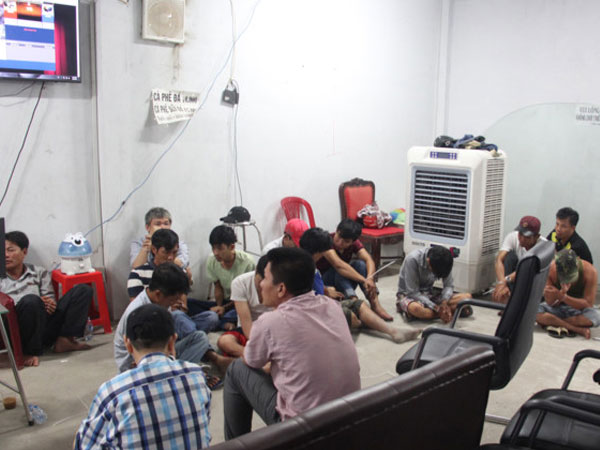 Gần 100 cảnh sát phá sới bạc đá gà qua mạng ở Sài Gòn