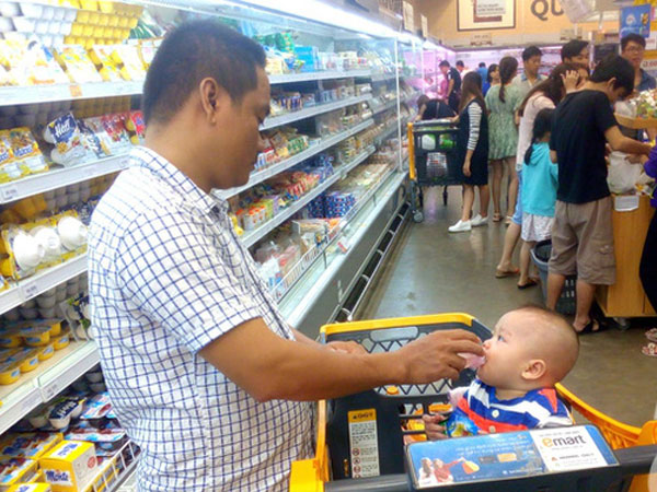 Gia đình trẻ đi ô tô, vợ thu nhập 20 triệu/tháng chỉ để gửi tiết kiệm, chi tiêu hằng ngày chồng “cân” tất