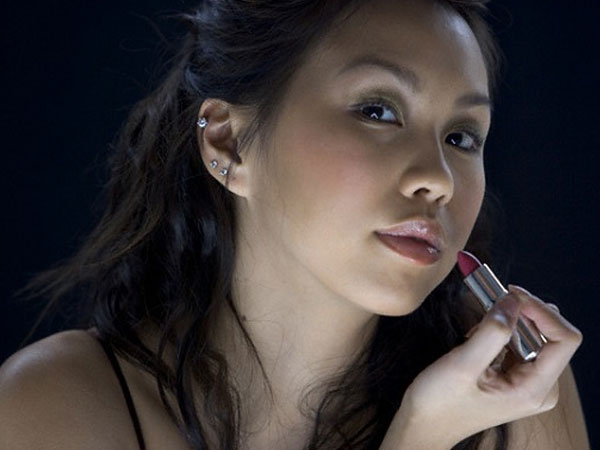 Mỗi lần đưa vợ đi đám tiệc, tôi cứ giật thon thót vì tưởng mình ngồi cạnh nhầm người